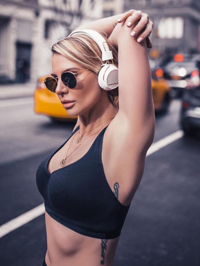 What are the benefits of listening to music while working out?